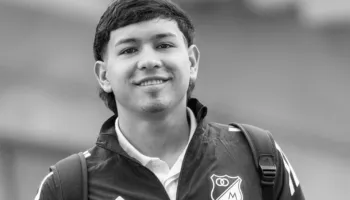 Futbolli në zi/ U rrëzua në fushë gjatë ndeshjes, vdes futbollisti 18-vjeçar