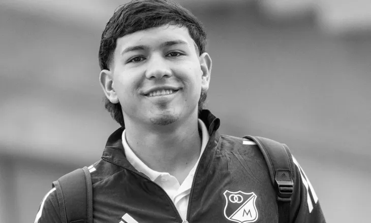 Futbolli në zi/ U rrëzua në fushë gjatë ndeshjes, vdes futbollisti 18-vjeçar