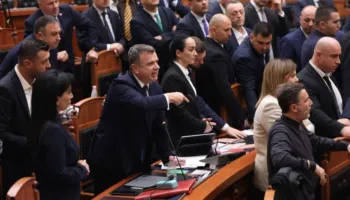 “Fyerje ndaj Vokshit”/ 20 deputetë firmosin kërkesën për ndëshkimin e Taulant Ballës