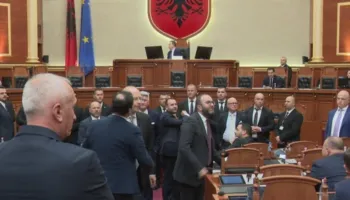 Fyerjet në Kuvend/ “Etika” fal Ballën, përjashton me nga 10 ditë Bardhin e Balliun, bashkë me Shehajn do të mungojnë…