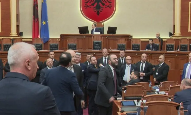 Fyerjet në Kuvend/ “Etika” fal Ballën, përjashton me nga 10 ditë Bardhin e Balliun, bashkë me Shehajn do të mungojnë…