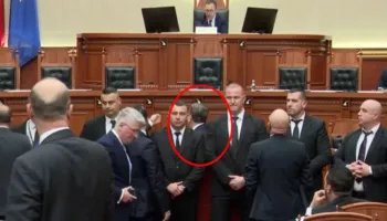 Gati në përleshje fizike? Demokratët i afrohen Ballës, nderhyn Garda