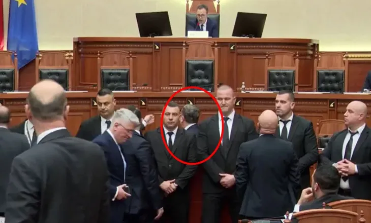 Gati në përleshje fizike? Demokratët i afrohen Ballës, nderhyn Garda