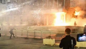 Gazeta ‘Der Standard’: Shqiptarët ngrihen kundër korrupsionit, komplikohet rruga e integrimit në BE