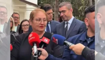 Gazetari përplaset me ministren e Arsimit të Maqedonisë së Veriut: Ju kemi thënë të merrni përkthyes kur vini në…