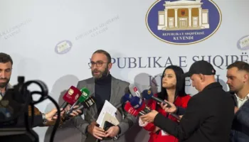 Gazment Bardhi kundër draftit të PS-së: Kjo është dhunë ndaj pakicës!