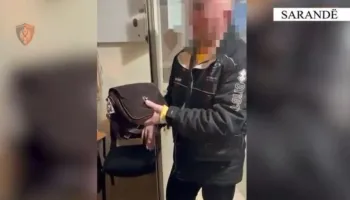 Gjeti çantën me 17 mijë dollarë, qytetari e dorëzon në Policinë e Sarandës