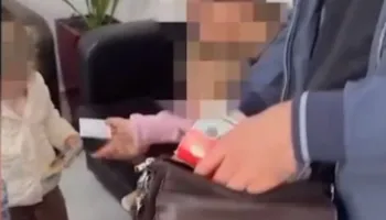 Gjeti çantën me 17,000 $, qytetari nga Ksamili njofton në Saranda Web dhe e dorëzon në Polici