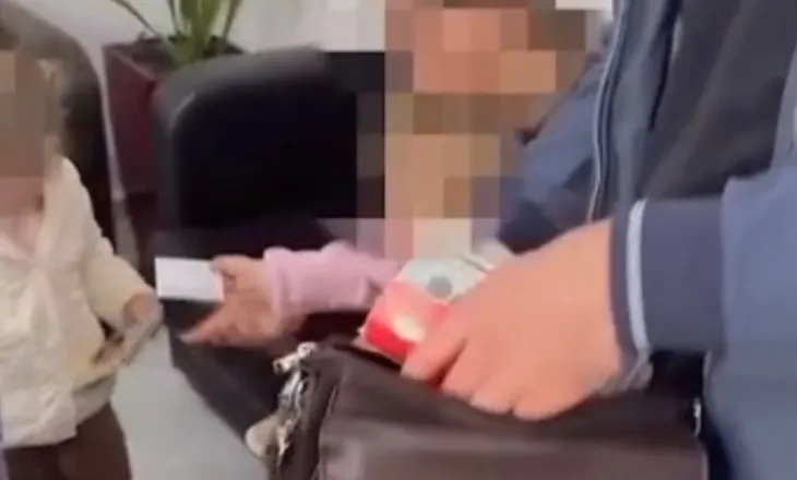 Gjeti çantën me 17,000 $, qytetari nga Ksamili njofton në Saranda Web dhe e dorëzon në Polici