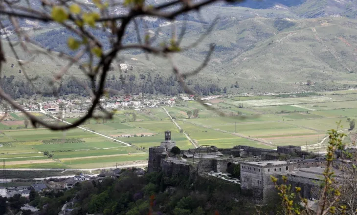 Gjirokastër, 37-vjeçari rrëzohet aksidentalisht, përfundon në Spitalin e Traumës