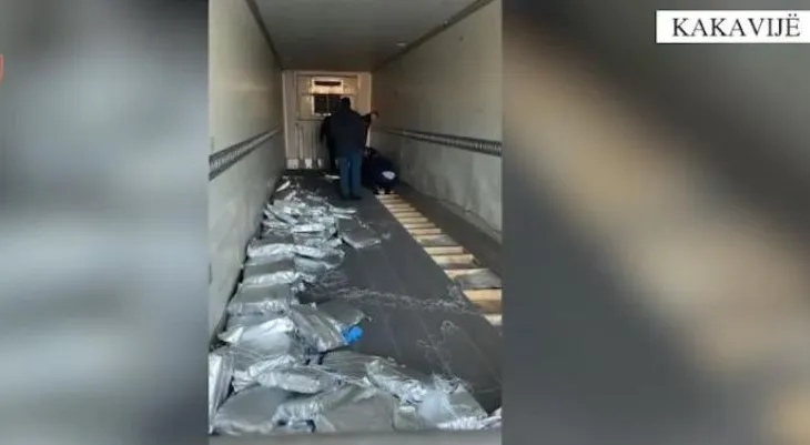 Gjirokastër/ Tentoi të transportonte 350 kilogramë kanabis me kamion drejt Greqisë, shpallet në kërkim pronari