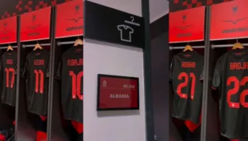 Gjithçka gati në dhomat e zhveshjes, zbulohet fanella që do të veshë Kombëtarja në përballjen me Poloninë