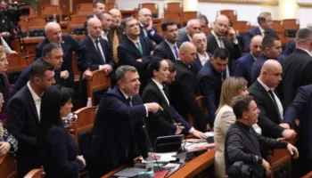 Gjuhë e papërshtatshme, dhe përplasje të vazhdueshme/ PS kërkon përjashtimin e Bardhit dhe Balliut nga Kuvendi