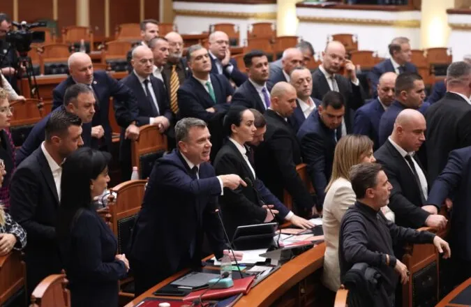 Gjuhë e papërshtatshme, dhe përplasje të vazhdueshme/ PS kërkon përjashtimin e Bardhit dhe Balliut nga Kuvendi