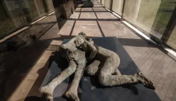 “Gjurmë dhimbjeje” nga shpërthimi i Vezuvit, banorët e Pompeit shfaqen në pozicionet ku humbën jetën (Foto)