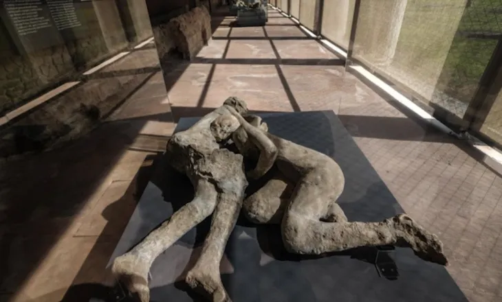 “Gjurmë dhimbjeje” nga shpërthimi i Vezuvit, banorët e Pompeit shfaqen në pozicionet ku humbën jetën (Foto)