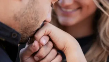 Gjykata e Spanjës: Puthja apo shtrëngimi i dorës pa pëlqim konsiderohet sulm seksual