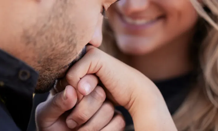 Gjykata e Spanjës: Puthja apo shtrëngimi i dorës pa pëlqim konsiderohet sulm seksual