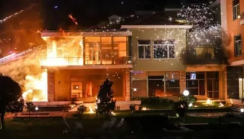 Gjykata liron 4 protestuesit e Berishës, që i vunë zjarrin Vilës 31 dhe dhunuan policët