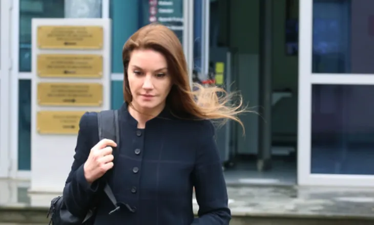 Gjyqi ndaj Veliajt/ Ajola Xoxa dërgon avokatin, mbrojtja: Është shtatzënë, ia ka ndaluar mjeku që të vijë