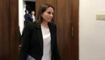 Gjyqtarja e Posaçme mbetet e bllokuar në Dubai pas pezullimit të fluturimeve si pasojë e luftës, shtyhet seanca e “Plumbit të Artë”