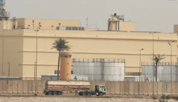 Goditet ambasada amerikane në Irak, Teherani sulmon edhe fqinjët, SHBA përgjigjet duke bombarduar ishullin e naftës