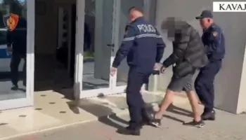 Goditi me qytën e pistoletës pronarin e lokalit dhe kërcënoi 2 persona, arrestohet pas disa orësh kërkimesh i riu në Kavajë