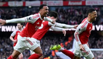 Goditjet e këndit i ka si penallti, por Arsenal “tradhtohet” nga një mbrojtës në pjesën e parë ndaj Chelsea-t (video)