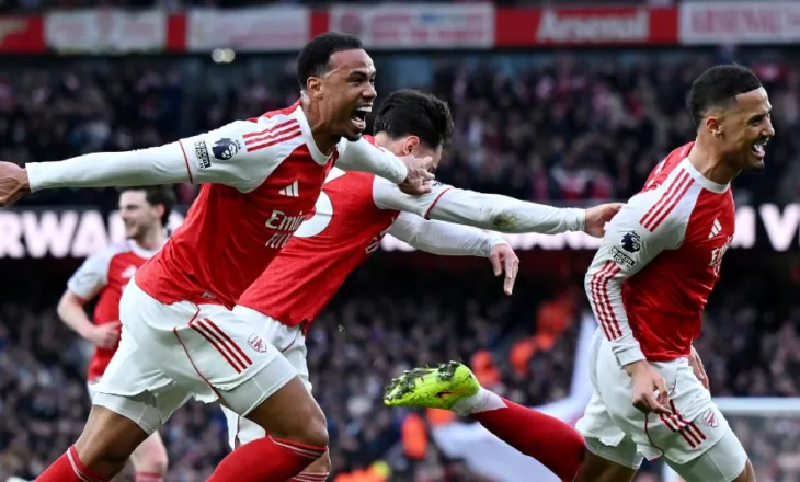 Goditjet e këndit i ka si penallti, por Arsenal “tradhtohet” nga një mbrojtës në pjesën e parë ndaj Chelsea-t (video)