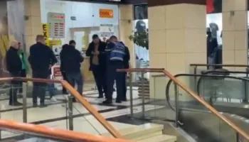 Grabitet me armë pika e këmbimit valutor brenda qendrës tregtare te ‘5 Maji, autori largohet me një shumë parash