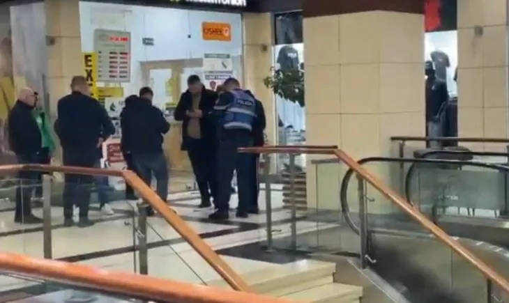 Grabitet me armë pika e këmbimit valutor brenda qendrës tregtare te ‘5 Maji, autori largohet me një shumë parash
