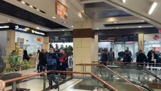 Grabitet me armë zjarri një pikë këmbimi valutor brenda qendres tregtare në Tiranë