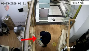 Grabiti 3 milionë lekë me armë në një këmbim valutor, publikohen pamje të reja nga vjedhja në ‘5 Maj’