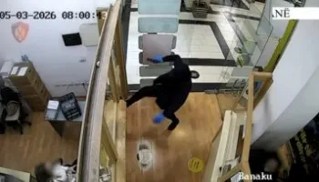 Grabitja me armë zjarri/ Zbardhet itinerari, autori tentoi të shkelmonte derën, mori paratë me nxitim dhe…(VIDEO)