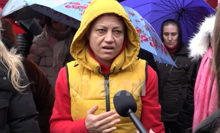 Gratë e fasonerisë protestojnë në Përmet, nuk marrin rrogat prej muajit tetor (VIDEO)
