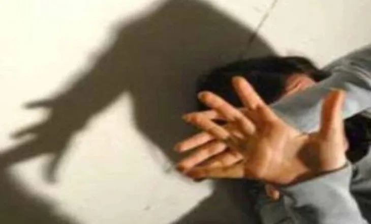 Greqi – ‘Më përdhunuan dhe më filmuan’/ 17-vjeçarja tregon tmerrin: Ishin 5 persona, më futën në një dhomë…