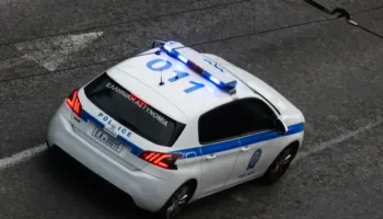 Greqi/ Nëna dhe vajza gjendet të dekompozuara brenda apartamentit të tyre. Arrestohet djali i familjes