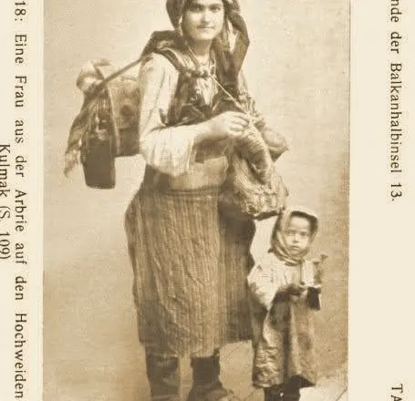 Gruaja e Tomorit 1906: Një fëmijë në kurriz, një për dore dhe një popull mbi supe