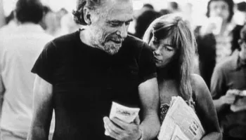 “Gruaja që fle”, poezi nga Charles Bukowski