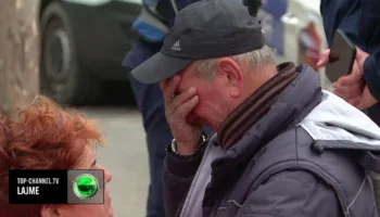 Gruaja u përplas për vdekje nga autoboti i ujit/ Bashkëshorti shkon në vendngjarje, shihet në lot