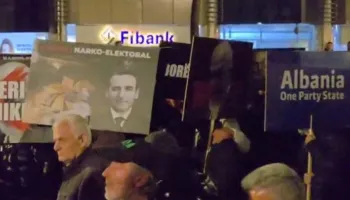 ‘Grupi i zjarrit’ nuk mungon në protestën e PD, fshihet nën pankarta dhe me kapuçët e zinj