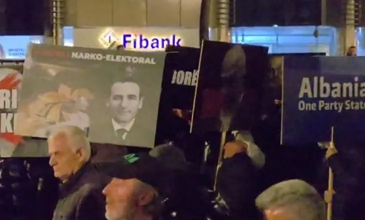 ‘Grupi i zjarrit’ nuk mungon në protestën e PD, fshihet nën pankarta dhe me kapuçët e zinj