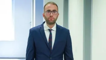 Guilfoyle përqafohet në mbrëmje me Ramën/ Gaz Bardhi zbulon arsyet: I kërkoi llogari…