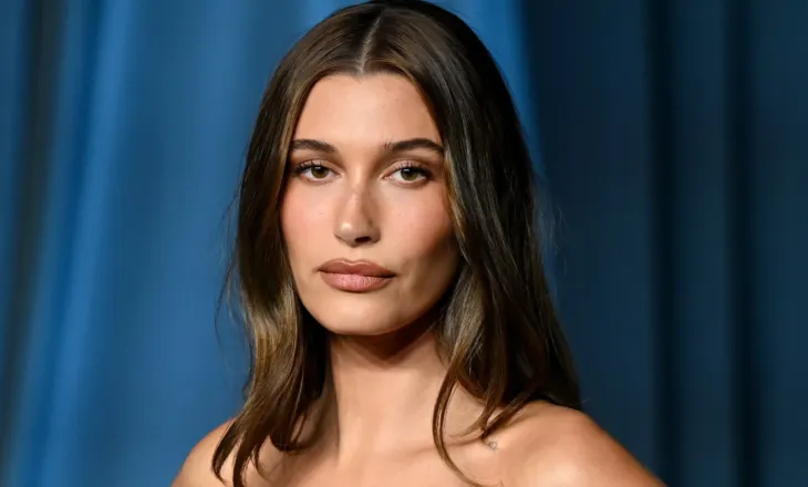 Hailey Bieber tregon pse stili i viteve ’90 mbetet i pashuar!