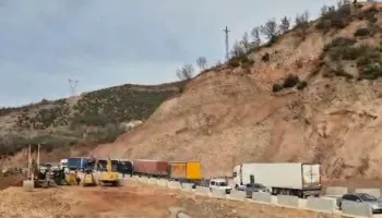 Hapet rruga drejt juglindjes, rinis qarkullimi i mjeteve pas 11 ditësh bllokim