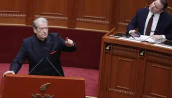 “Haram qumështi i nënës”/ Shpërthen Berisha në Kuvend: Rama po vepron si argat i Serbisë, a jeni shqiptarë apo çfarë jeni!