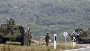 Helikopterë dhe parashutistë/ Ushtria e Serbisë zhvillon stërvitje të pazakontë pranë kufirit me Kosovën