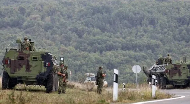 Helikopterë dhe parashutistë/ Ushtria e Serbisë zhvillon stërvitje të pazakontë pranë kufirit me Kosovën