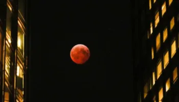 ‘Hëna e Kuqërremtë’/ Eklipsi i rrallë, ja ku dhe kur mund të shihet