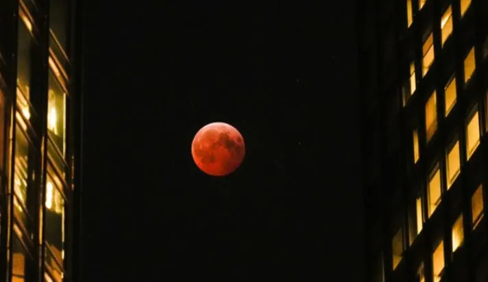 ‘Hëna e Kuqërremtë’/ Eklipsi i rrallë, ja ku dhe kur mund të shihet